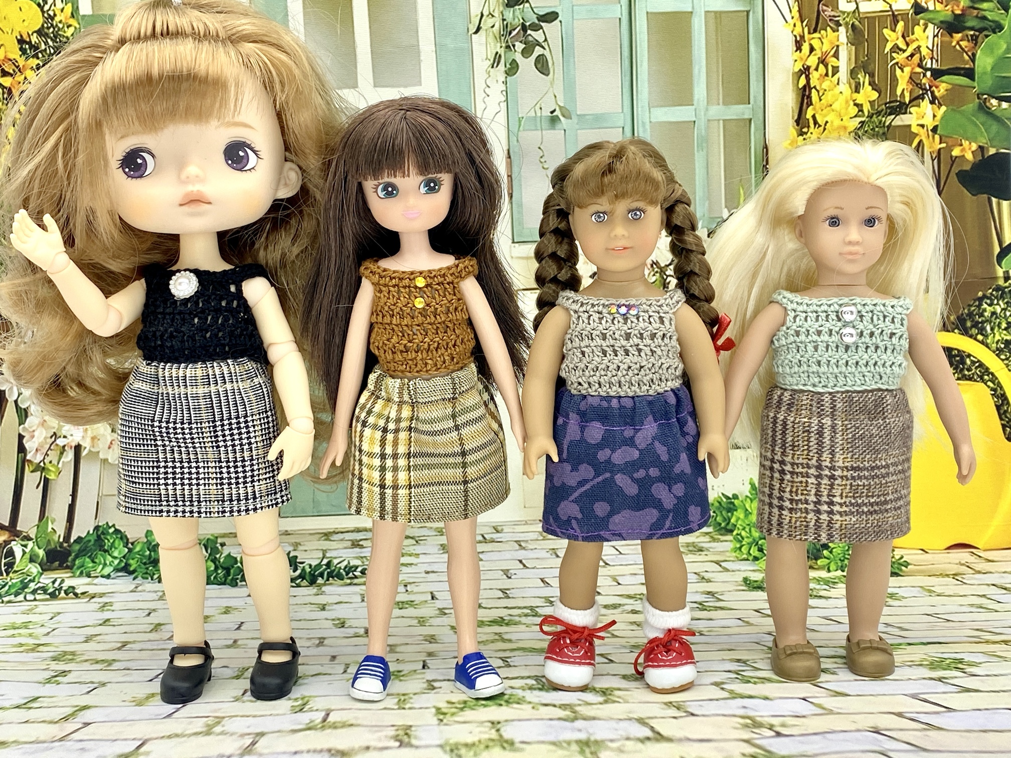 Crochet sleeveless top for small dolls